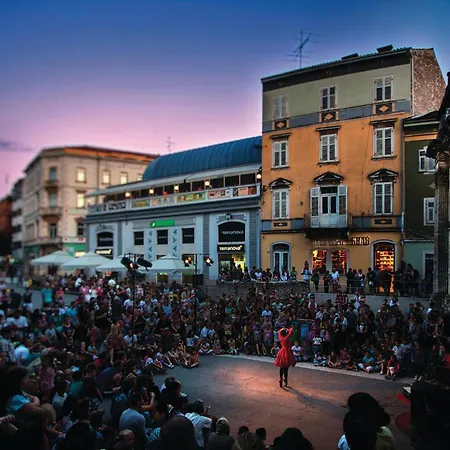 Apartamento Stunning In With Wifi Pula