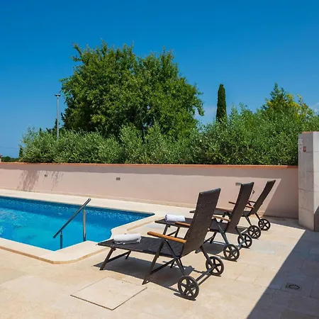 Stunning In With Wifi Apartamento Pula