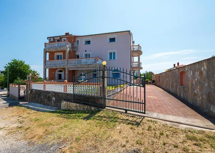Stunning In With Wifi Apartament Pula