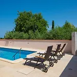 Stunning In With Wifi Apartment Pula