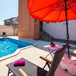 Apartment Stunning In With Wifi Pula